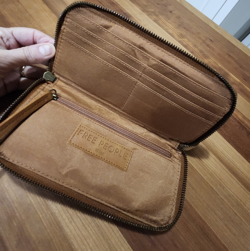 Nwot, FREE PEOPLE Distressed Tan Vegan Leather Wallet/ Wristlet.. Final Price - Picture 8 of 10